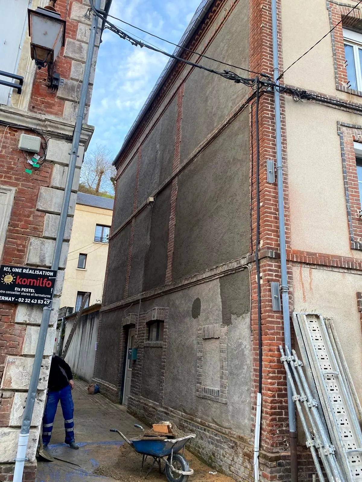 Façade latérale dégradée avant rénovation à Bernay par DMZ Normandie