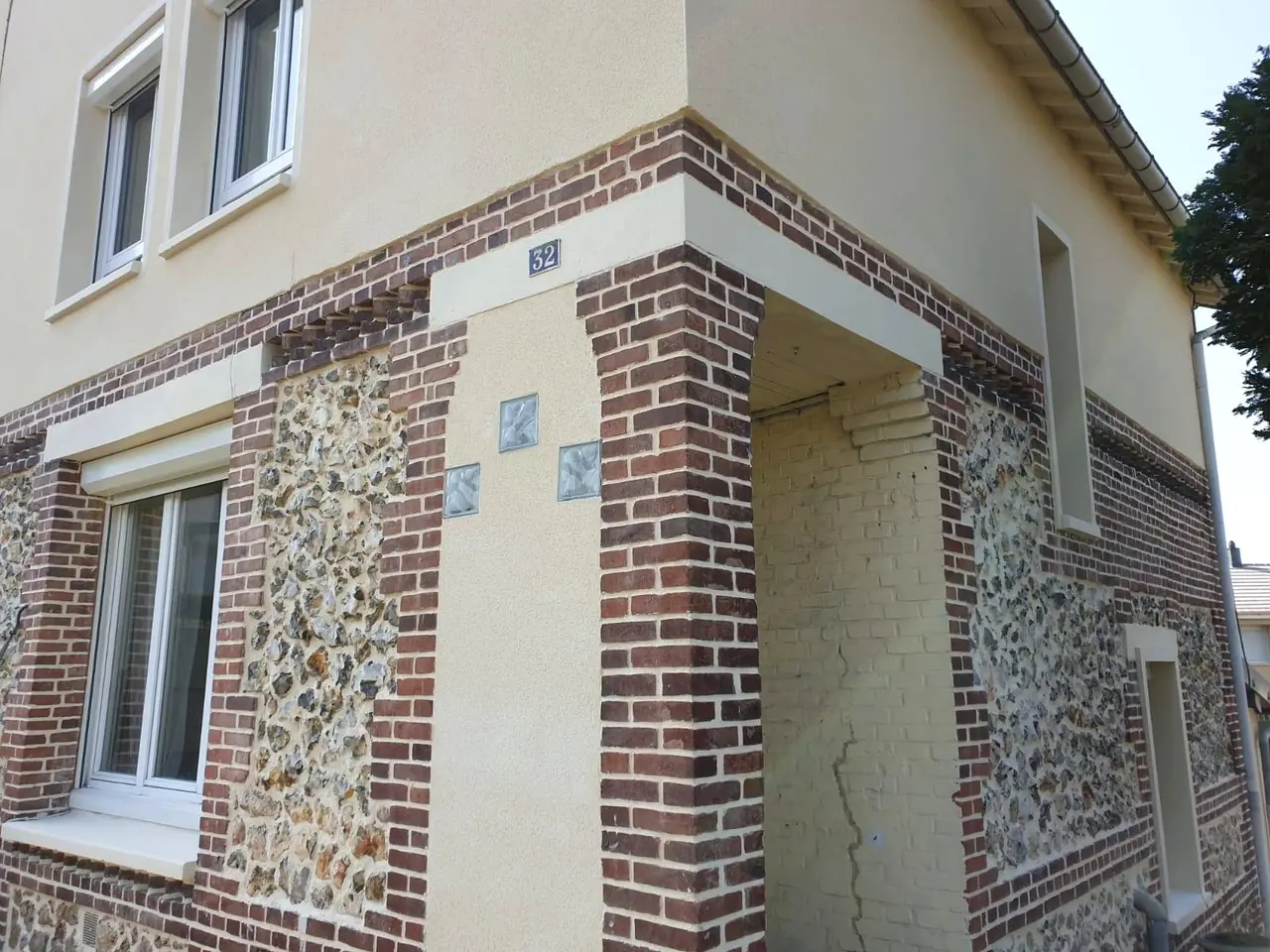 Rénovation d'une façade en brique et silex par DMZ Normandie