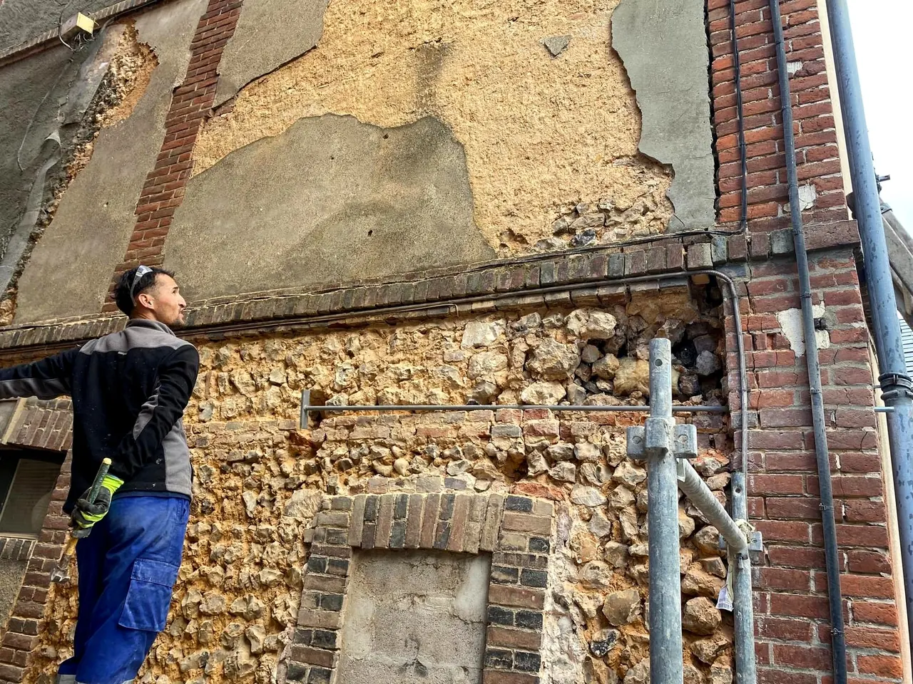 Décapage d'un mur ancien en cours de rénovation à Bernay par DMZ Normandie