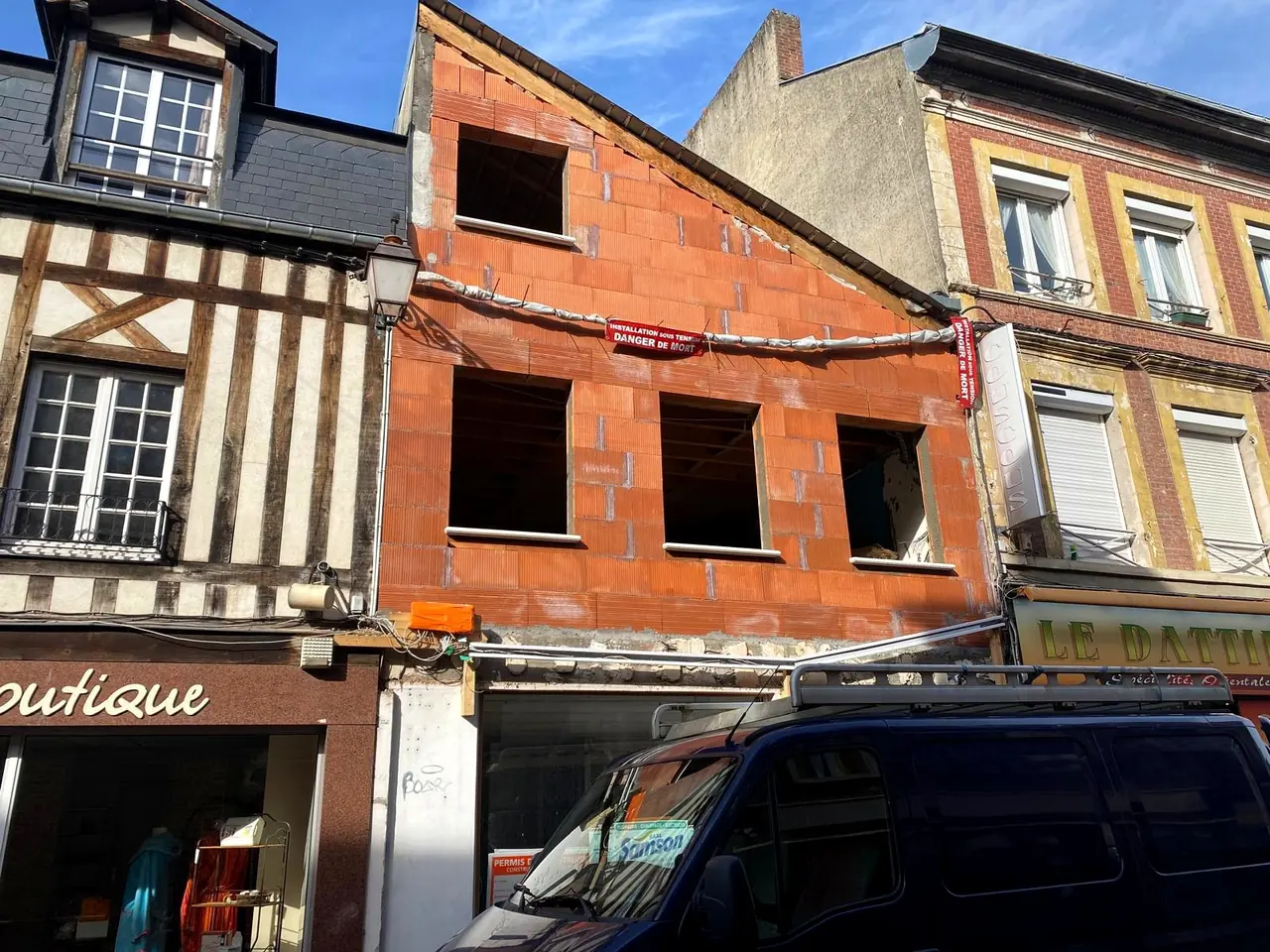 Façade en brique pendant la rénovation par DMZ Normandie à Bernay