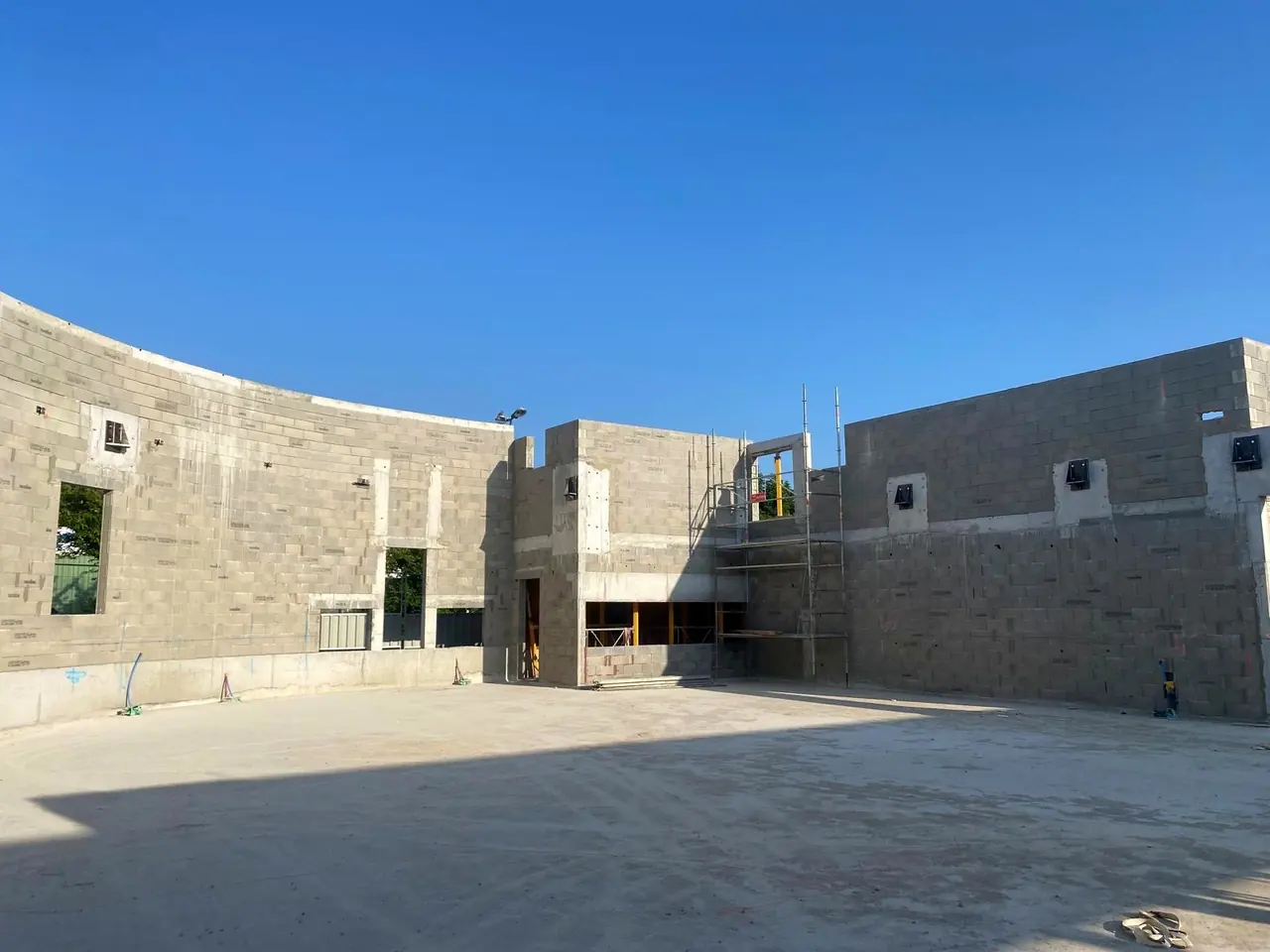 Gros œuvre d'un bâtiment avec cour en béton par DMZ Normandie