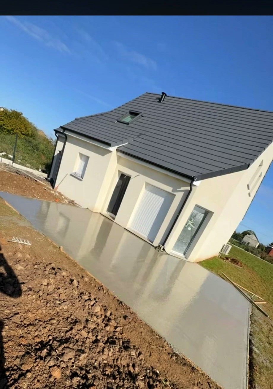 Terrasse en béton lissé devant une maison, par DMZ Normandie